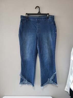 Versona Modern Fit Cropped Frayed Tulip Hem Pull-On Jeans Size 16